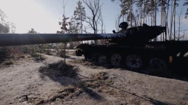Bu stok videosu Ukrayna 'daki savaş sırasında Rus askeri teçhizatını yok ettiğini gösteriyor..