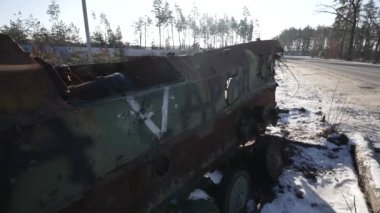 Bu stok videosu Ukrayna 'daki savaş sırasında Rus askeri teçhizatını yok ettiğini gösteriyor..