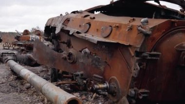 Bu stok videosu Ukrayna 'daki savaş sırasında Rus askeri teçhizatını yok ettiğini gösteriyor..