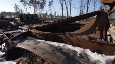 Bu stok videosu Ukrayna 'daki savaş sırasında Rus askeri teçhizatını yok ettiğini gösteriyor..