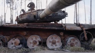Bu stok videosu Ukrayna 'daki savaş sırasında Rus askeri teçhizatını yok ettiğini gösteriyor..