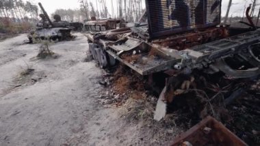 Bu stok videosu Ukrayna 'daki savaş sırasında Rus askeri teçhizatını yok ettiğini gösteriyor..