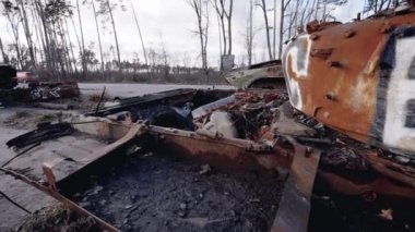 Bu stok videosu Ukrayna 'daki savaş sırasında Rus askeri teçhizatını yok ettiğini gösteriyor..