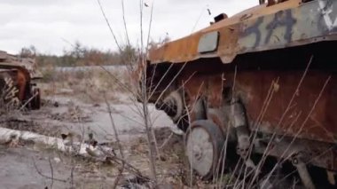 Bu stok videosu Ukrayna 'daki savaş sırasında Rus askeri teçhizatını yok ettiğini gösteriyor..