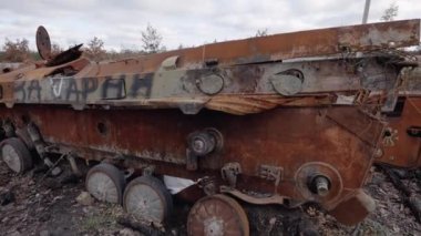 Bu stok videosu Ukrayna 'daki savaş sırasında Rus askeri teçhizatını yok ettiğini gösteriyor..