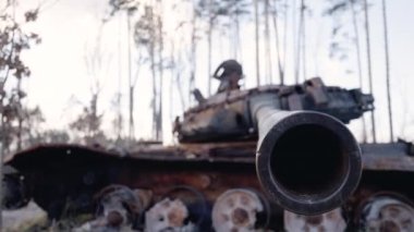Bu stok videosu Ukrayna 'daki savaş sırasında Rus askeri teçhizatını yok ettiğini gösteriyor..