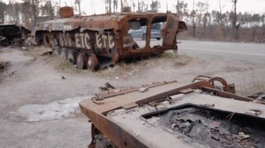 Bu stok videosu Ukrayna 'daki savaş sırasında Rus askeri teçhizatını yok ettiğini gösteriyor..