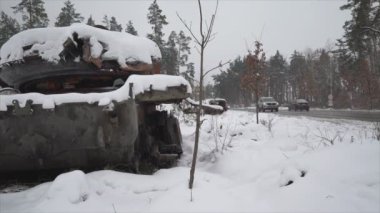 Bu video, Ukrayna 'daki savaş sırasında 8K çözünürlükte imha edilmiş Rus askeri teçhizatını gösteriyor.