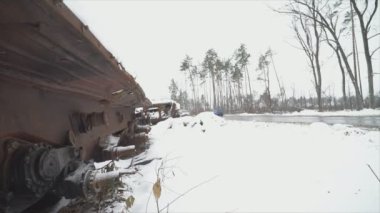Bu video, Ukrayna 'daki savaş sırasında 8K çözünürlükte imha edilmiş Rus askeri teçhizatını gösteriyor.
