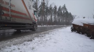 Bu video, Ukrayna 'daki savaş sırasında 8K çözünürlükte imha edilmiş Rus askeri teçhizatını gösteriyor.