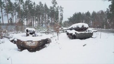 Bu video, Ukrayna 'daki savaş sırasında 8K çözünürlükte imha edilmiş Rus askeri teçhizatını gösteriyor.