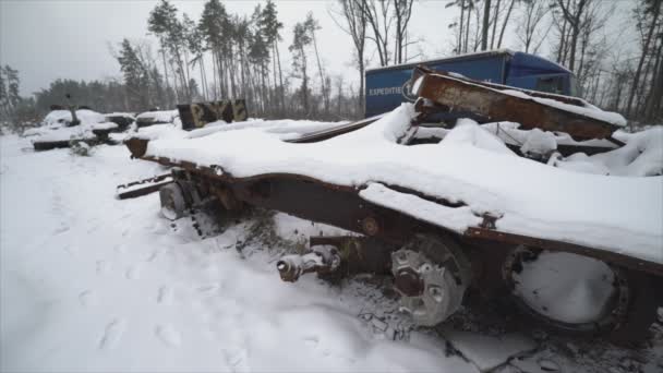 この株式ビデオは 8K解像度でウクライナでの戦争中に破壊されたロシアの軍事機器を示しています — ストック動画