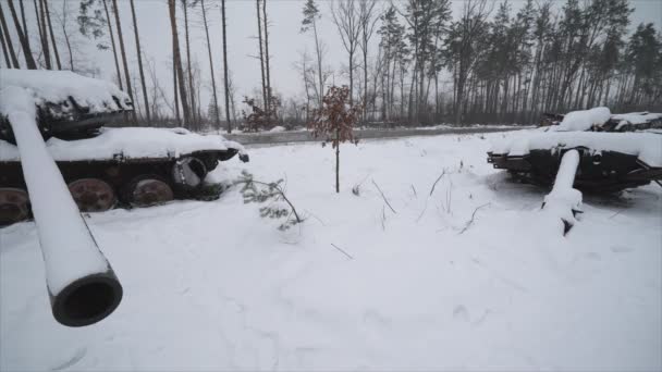 この株式ビデオは 8K解像度でウクライナでの戦争中に破壊されたロシアの軍事機器を示しています — ストック動画
