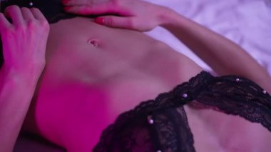 Bu video erotik seksi iç çamaşırlı bir kadını gösteriyor.