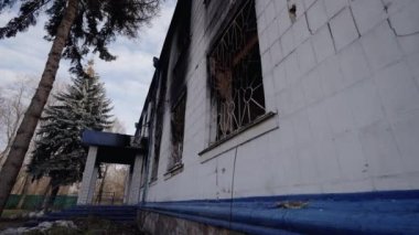 Bu video, Ukrayna 'daki savaş sırasında ağır çekimde yok olan bir polis karakolunu gösteriyor.