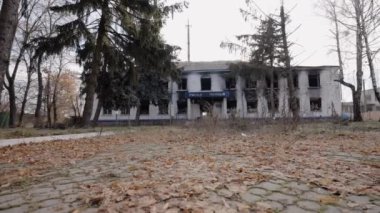 Bu video, Ukrayna 'daki savaş sırasında ağır çekimde yok olan bir polis karakolunu gösteriyor.