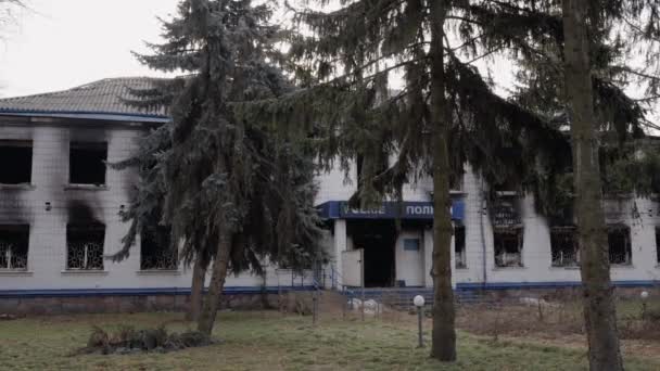 비디오는 우크라이나 전쟁중 파괴된 경찰서를 느리게 움직이는 모습을 보여준다 — 비디오