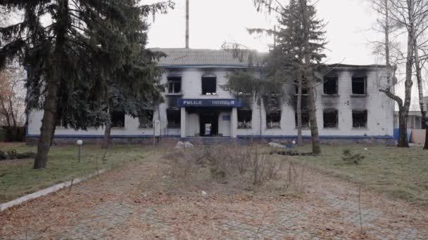 このストックビデオは ウクライナでの戦争中に破壊された警察署 スローモーションを示しています — ストック動画