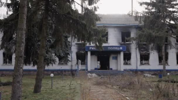 这段录像显示了在乌克兰战争中被摧毁的警察局 动作缓慢 — 图库视频影像