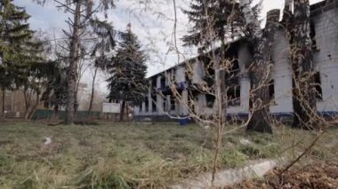 Bu video, Ukrayna 'daki savaş sırasında ağır çekimde yok olan bir polis karakolunu gösteriyor.