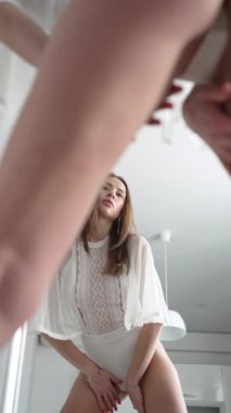 Bu stok dikey video seksi iç çamaşırlı bir kadını gösteriyor, ağır çekim.