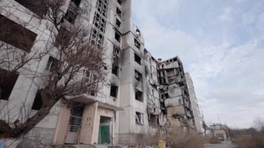 Bu yavaş çekim videosu Borodyanka, Ukrayna 'da savaştan zarar görmüş bir binayı gösteriyor.
