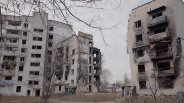 Bu yavaş çekim videosu Borodyanka, Ukrayna 'da savaştan zarar görmüş bir binayı gösteriyor.