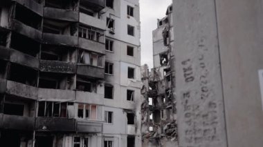 Bu yavaş çekim videosu Borodyanka, Ukrayna 'da savaştan zarar görmüş bir binayı gösteriyor.