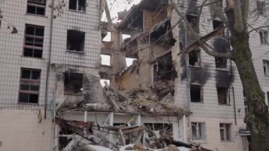 Bu yavaş çekim videosu Borodyanka, Ukrayna 'da savaştan zarar görmüş bir binayı gösteriyor.