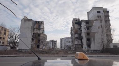 Bu yavaş çekim videosu Borodyanka, Ukrayna 'da savaştan zarar görmüş bir binayı gösteriyor.