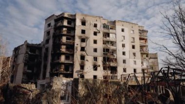 Bu yavaş çekim videosu Borodyanka, Ukrayna 'da savaştan zarar görmüş bir binayı gösteriyor.