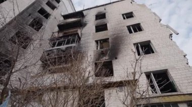 Bu yavaş çekim videosu Borodyanka, Ukrayna 'da savaştan zarar görmüş bir binayı gösteriyor.