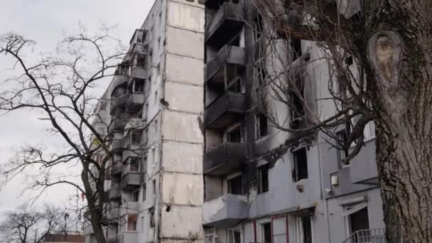 슬로우 비디오는 우크라이나 산카의 전쟁으로 파괴된 건물을 보여준다 — 비디오
