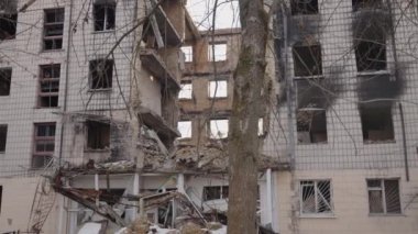 Bu yavaş çekim videosu Borodyanka, Ukrayna 'da savaştan zarar görmüş bir binayı gösteriyor.