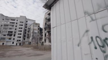 Bu yavaş çekim videosu Borodyanka, Ukrayna 'da savaştan zarar görmüş bir binayı gösteriyor.