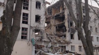 Bu yavaş çekim videosu Borodyanka, Ukrayna 'da savaştan zarar görmüş bir binayı gösteriyor.