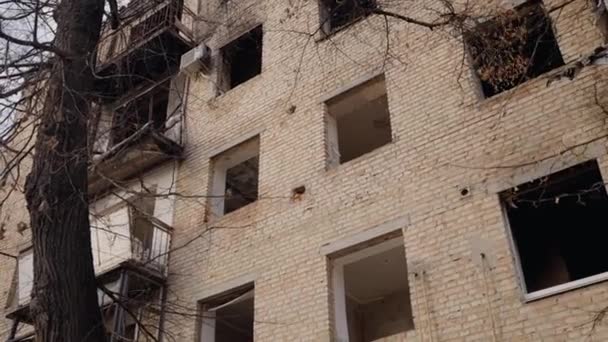 슬로우 비디오는 우크라이나 산카의 전쟁으로 파괴된 건물을 보여준다 — 비디오