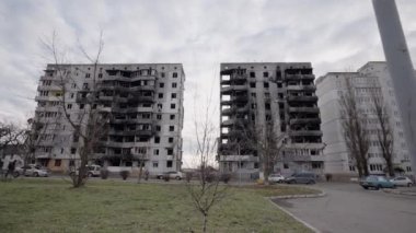 Bu yavaş çekim videosu Borodyanka, Ukrayna 'da savaştan zarar görmüş bir binayı gösteriyor.