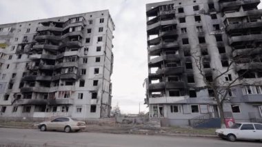 Bu yavaş çekim videosu Borodyanka, Ukrayna 'da savaştan zarar görmüş bir binayı gösteriyor.