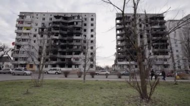 Bu yavaş çekim videosu Borodyanka, Ukrayna 'da savaştan zarar görmüş bir binayı gösteriyor.