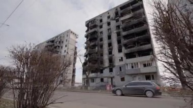 Bu yavaş çekim videosu Borodyanka, Ukrayna 'da savaştan zarar görmüş bir binayı gösteriyor.