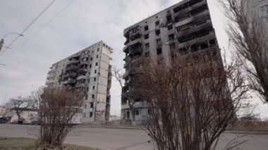 Bu yavaş çekim videosu Borodyanka, Ukrayna 'da savaştan zarar görmüş bir binayı gösteriyor.