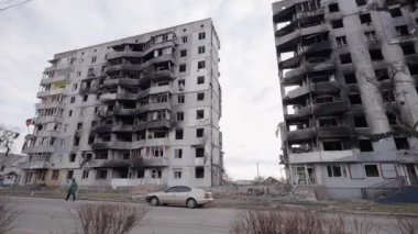 Bu yavaş çekim videosu Borodyanka, Ukrayna 'da savaştan zarar görmüş bir binayı gösteriyor.