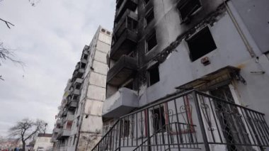 Bu yavaş çekim videosu Borodyanka, Ukrayna 'da savaştan zarar görmüş bir binayı gösteriyor.