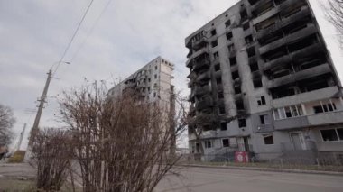 Bu yavaş çekim videosu Borodyanka, Ukrayna 'da savaştan zarar görmüş bir binayı gösteriyor.