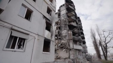 Bu yavaş çekim videosu Borodyanka, Ukrayna 'da savaştan zarar görmüş bir binayı gösteriyor.