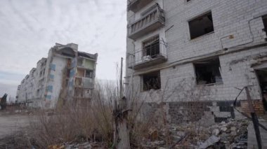 Bu yavaş çekim videosu Borodyanka, Ukrayna 'da savaştan zarar görmüş bir binayı gösteriyor.