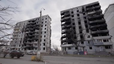 Bu yavaş çekim videosu Borodyanka, Ukrayna 'da savaştan zarar görmüş bir binayı gösteriyor.