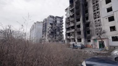 Bu yavaş çekim videosu Borodyanka, Ukrayna 'da savaştan zarar görmüş bir binayı gösteriyor.