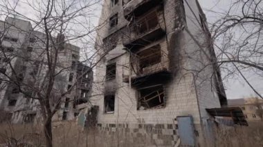 Bu yavaş çekim videosu Borodyanka, Ukrayna 'da savaştan zarar görmüş bir binayı gösteriyor.